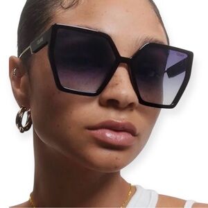 QUAY Hotel Lobby Sunglasses Black Frame Grey Gradient Lens Oversized NWT